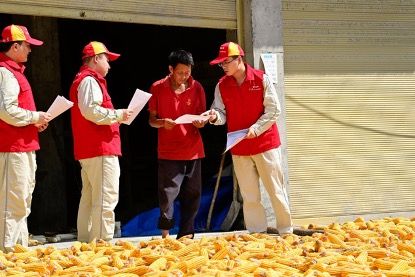 工作人员在酉阳向农户进行节约用电宣传。邱洪斌 摄 工作人员在酉阳向农户进行节约用电宣传。邱洪斌 摄