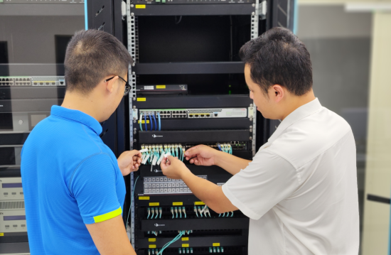 图为工程部检查网络线路。 刘恩 摄 图为工程部检查网络线路。 刘恩 摄