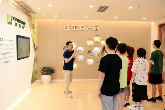 同学们在安利体验馆参与社会实践。安利供图 同学们在安利体验馆参与社会实践。安利供图