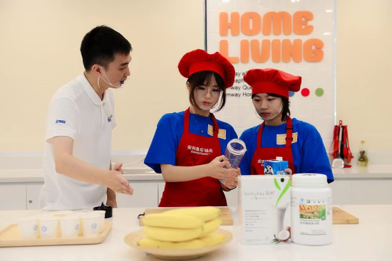 同学们在安利体验馆参与社会实践。安利供图 同学们在安利体验馆参与社会实践。安利供图