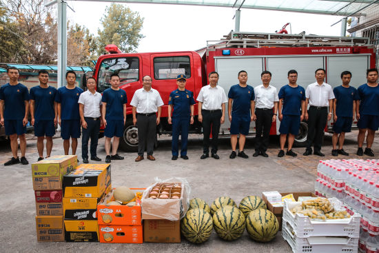 常斌一行与消防员合影。 常斌一行与消防员合影。