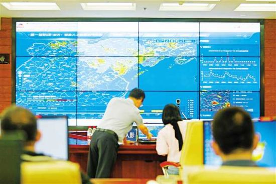 8月29日,在市气象局指挥中心,气象专家正在对增雨条件进行实时研判。 8月29日,在市气象局指挥中心,气象专家正在对增雨条件进行实时研判。