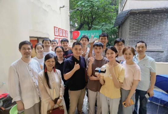 重庆市南开两江中学智手科技团队合影。南开两江中学供图 华龙网发 重庆市南开两江中学智手科技团队合影。南开两江中学供图 华龙网发