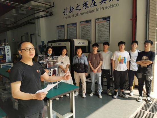 图为教师进行指导。南开两江中学供图 图为教师进行指导。南开两江中学供图