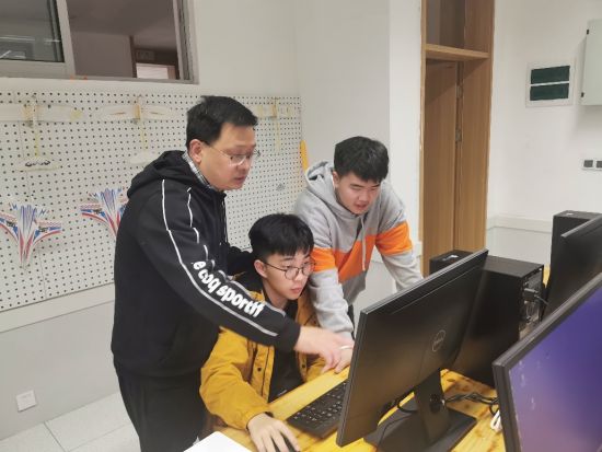 图为教师进行指导。南开两江中学供图 图为教师进行指导。南开两江中学供图