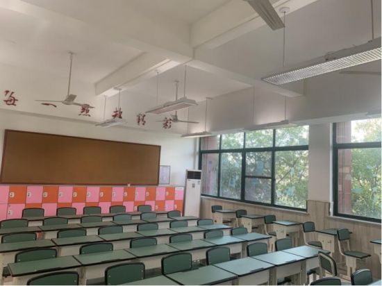 云慧小学改造后的智慧灯具 赵鹏 摄 云慧小学改造后的智慧灯具 赵鹏 摄