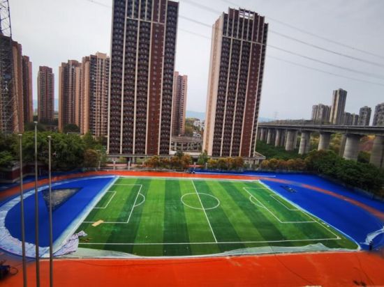 改造后的康庄美地第二小学校操场 两江新区教育局供图 改造后的康庄美地第二小学校操场 两江新区教育局供图