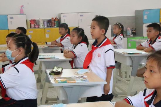孩子们在开学第一课上踊跃发言。大渡口区实验小学教育集团慧泉校区供图 孩子们在开学第一课上踊跃发言。大渡口区实验小学教育集团慧泉校区供图