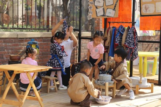 孩子们在“金彩社区”劳动。 钢城实验幼儿园金地分园供图 孩子们在“金彩社区”劳动。 钢城实验幼儿园金地分园供图