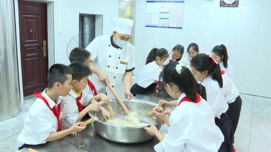 老师教学生打糍粑 老师教学生打糍粑