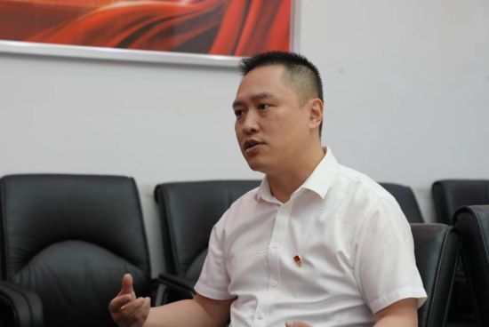 图为西部航空总裁王科向记者介绍冰淇淋上飞机的背后故事。周朕 摄 图为西部航空总裁王科向记者介绍冰淇淋上飞机的背后故事。周朕 摄