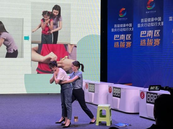 参赛队伍展示科普知识。 邹露 摄 参赛队伍展示科普知识。 邹露 摄