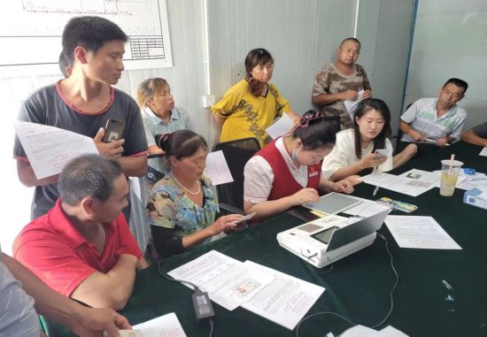 中信银行重庆分行员工通过便携设备为工友现场开卡。中信银行重庆分行供图 中信银行重庆分行员工通过便携设备为工友现场开卡。中信银行重庆分行供图
