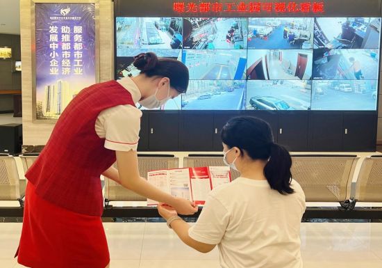 中信银行重庆分行员工向企业客户宣传优化账户服务。 中信银行重庆分行供图 中信银行重庆分行员工向企业客户宣传优化账户服务。 中信银行重庆分行供图