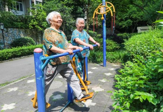 大石坝街道在前卫江畔小区增设休闲健身设施。曹检 摄 大石坝街道在前卫江畔小区增设休闲健身设施。曹检 摄