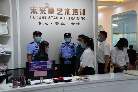 检查人员对校外培训机构进行检查。梁平区公安局供图 检查人员对校外培训机构进行检查。梁平区公安局供图