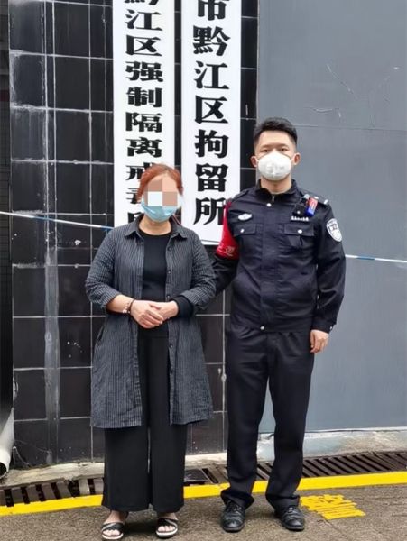 警察对嫌疑人执行行政拘留。杨承朔 摄