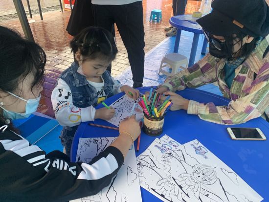 图为现场小朋友与家长一起学习预防流感知识,填写心愿卡。骆丹 摄 图为现场小朋友与家长一起学习预防流感知识,填写心愿卡。骆丹 摄