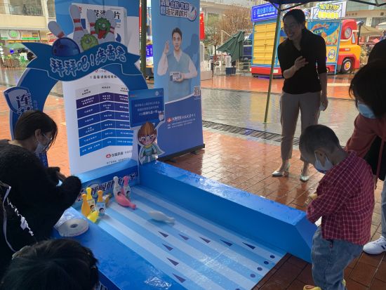 小朋友在活动现场参与击倒保龄球病毒游戏,科普感冒流感知识。骆丹 摄 小朋友在活动现场参与击倒保龄球病毒游戏,科普感冒流感知识。骆丹 摄