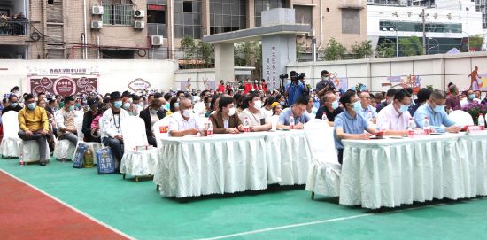 图为巴南区第十二个民族团结进步宣传周活动启动仪式现场。马佳欣摄 图为巴南区第十二个民族团结进步宣传周活动启动仪式现场。马佳欣摄