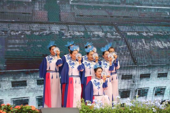 图为巴南区区各族群众载歌载舞,充分展现各族人民踔厉奋发的精神风貌。马佳欣摄 图为巴南区区各族群众载歌载舞,充分展现各族人民踔厉奋发的精神风貌。马佳欣摄