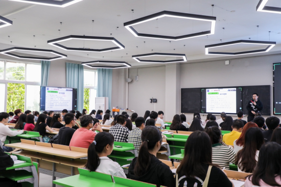 图为学生在智慧教室里上课。 图为学生在智慧教室里上课。