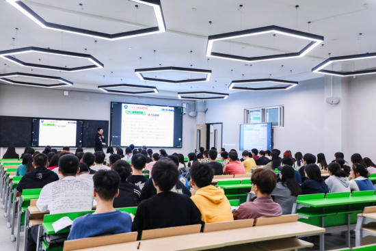图为学生在智慧教室里上课 图为学生在智慧教室里上课