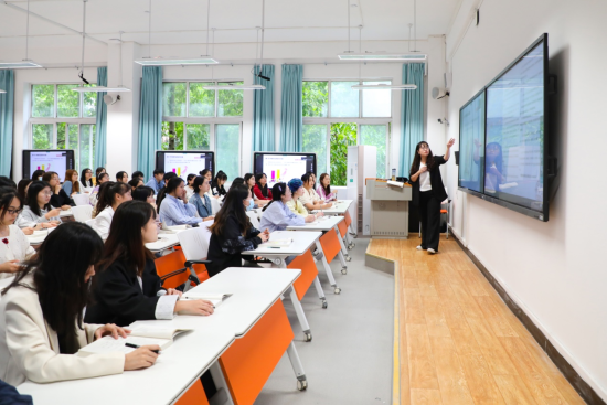 图为学生在智慧教室里上课 图为学生在智慧教室里上课