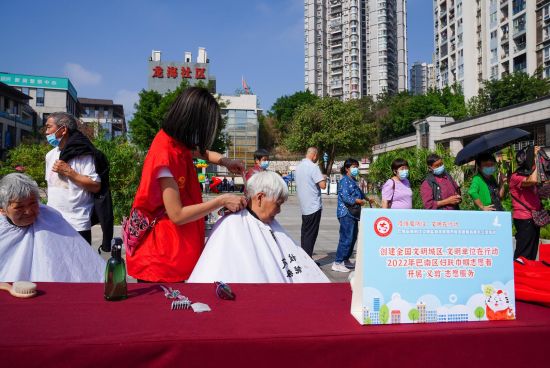 志愿者为老人提供免费理发服务 何洲行 摄 志愿者为老人提供免费理发服务 何洲行 摄