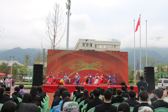 图为一系列具有民族特色的舞蹈、乐器演奏、趣味知识问答等节目将多民族独特魅力尽情绽放,演绎出了各民族的风情文化,展示交融交流发展新面貌。 谢琨 摄 图为一系列具有民族特色的舞蹈、乐器演奏、趣味知识问答等节目将多民族独特魅力尽情绽放,演绎出了各民族的风情文化,展示交融交流发展新面貌。 谢琨 摄