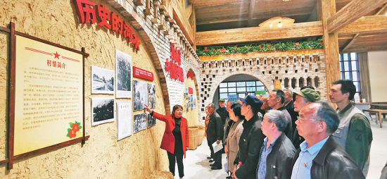 3月19日，铜梁区土桥镇河水村乡情馆，当地村民担任讲解员，为参观者介绍情况。通讯员 赵武强 摄/视觉重庆