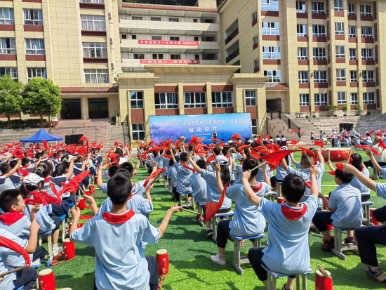 图为“平湖同心 培育身边的少年急救官”公益项目进校园。 万州区委统战部供图 图为“平湖同心 培育身边的少年急救官”公益项目进校园。 万州区委统战部供图