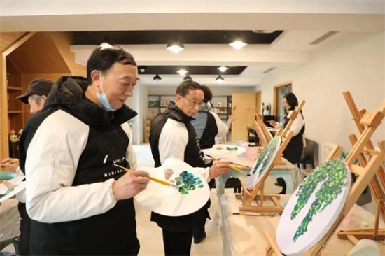 重庆市渝中区老年人在养老机构中作画。市展览办供图 重庆市渝中区老年人在养老机构中作画。市展览办供图