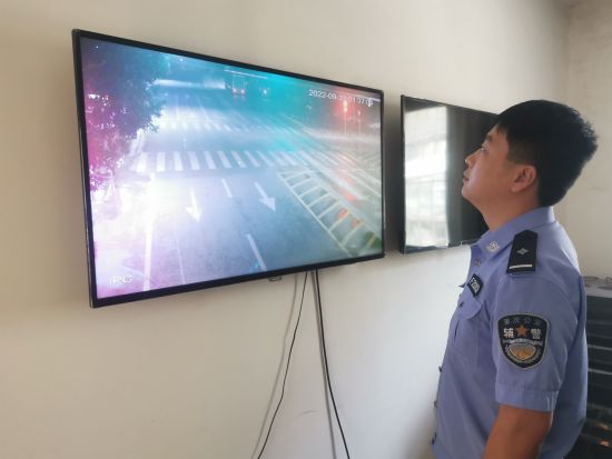 正在查看监控的杨科 永川区公安局供图 正在查看监控的杨科 永川区公安局供图