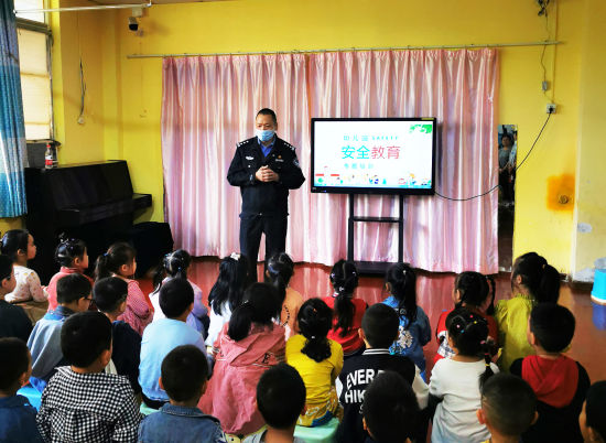 图为安全教育课现场。沙坪坝警方供图 图为安全教育课现场。沙坪坝警方供图