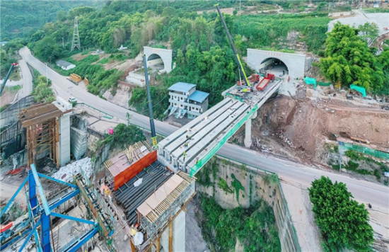 T梁架设施工现场。 余鸿 摄 T梁架设施工现场。 余鸿 摄