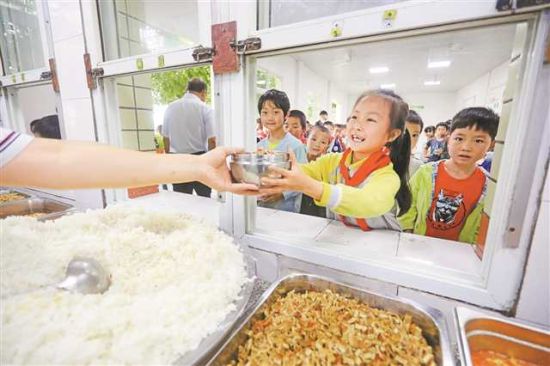 大足区龙岗明德小学,孩子们正在排队领取营养午餐。通讯员 瞿波 摄/视觉重庆 大足区龙岗明德小学,孩子们正在排队领取营养午餐。通讯员 瞿波 摄/视觉重庆