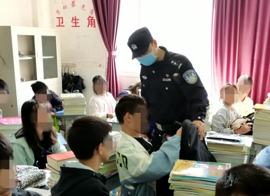 仁贤派出所民警向师生传授反诈、防拐骗、防溺水等安全防范技能。 梁平区公安局 供图 仁贤派出所民警向师生传授反诈、防拐骗、防溺水等安全防范技能。 梁平区公安局 供图