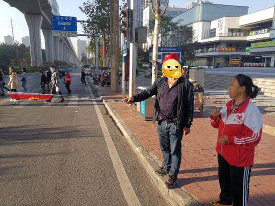违法驾驶人变身临时劝导员。 九龙坡公安局供图 违法驾驶人变身临时劝导员。 九龙坡公安局供图