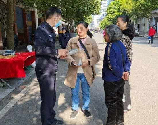 民警向市民讲解反诈知识 梁平公安局供图 民警向市民讲解反诈知识 梁平公安局供图