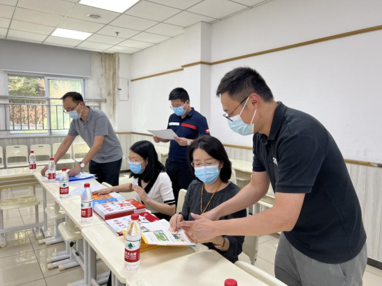 联合检查组对培训机构教材进行审核。 两江新区教育局供图 联合检查组对培训机构教材进行审核。 两江新区教育局供图