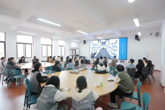 摄影理论知识讲座 学校供图 摄影理论知识讲座 学校供图
