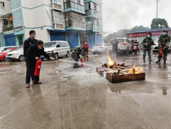 民警指导辖区群众灭火。 梁平区公安局供图 民警指导辖区群众灭火。 梁平区公安局供图