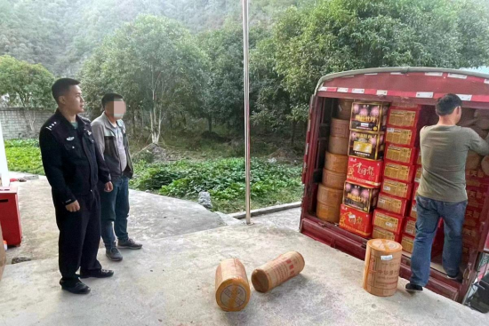 抓获嫌疑人张某 文绍禄 摄 抓获嫌疑人张某 文绍禄 摄