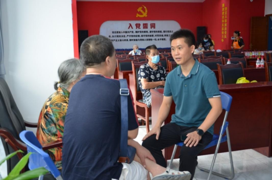 周绪坤接受居民咨询答疑解惑。受访者供图 周绪坤接受居民咨询答疑解惑。受访者供图