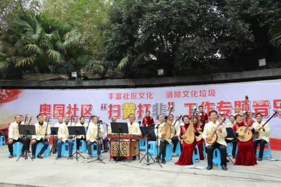 李浦弘组织奥林风艺术团参与社区公益宣传活动。受访者供图 李浦弘组织奥林风艺术团参与社区公益宣传活动。受访者供图