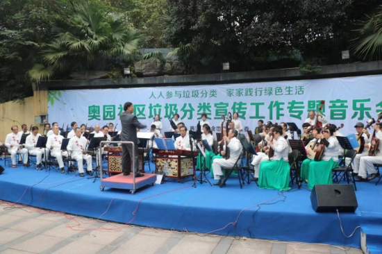 李浦弘组织奥林风艺术团参与社区公益宣传活动。受访者供图 李浦弘组织奥林风艺术团参与社区公益宣传活动。受访者供图