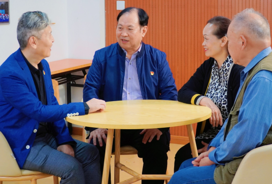 李浦弘与奥林风艺术团成员商议节目排练。彭心怡 摄 李浦弘与奥林风艺术团成员商议节目排练。彭心怡 摄