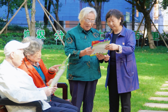图为赵玲向居民宣传垃圾分类知识。彭心怡 摄 图为赵玲向居民宣传垃圾分类知识。彭心怡 摄