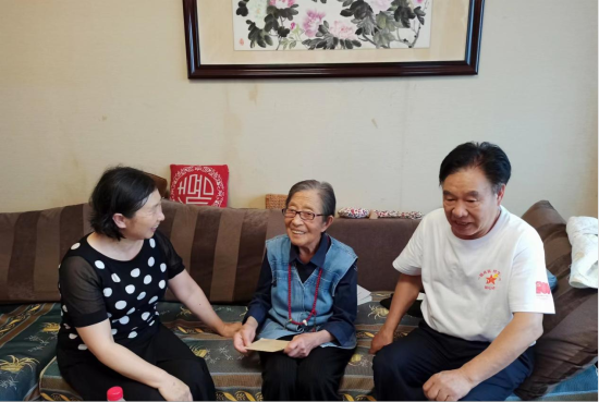 图为赵玲登门慰问两江新区金山街道金湖社区老党员。受访者供图 图为赵玲登门慰问两江新区金山街道金湖社区老党员。受访者供图